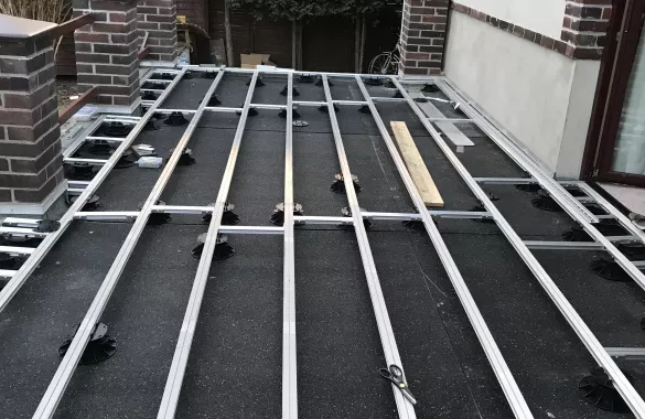 Terrassen Aluminium Unterkonstruktion mit Stelzlagern/Stellfüßen