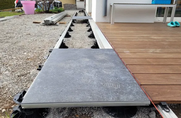Terrasse Platten & WPC/Holz Dielen auf Aluminium Unterkonstruktion