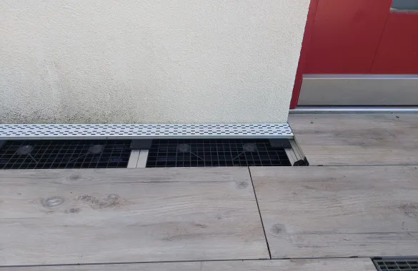 Terrasse Plattenverlegung auf Aluminium Unterkonstruktion mit Gitterrost Bodensystem und Entwässerungsrinne