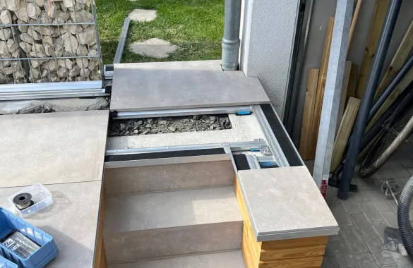 Treppenbau - Terrasse Plattenverlegung auf Aluminium Unterkonstruktion