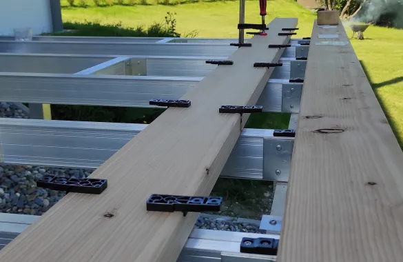 Terrasse aufgeständert WPC/Holz Dielen auf Aluminium Unterkonstruktion