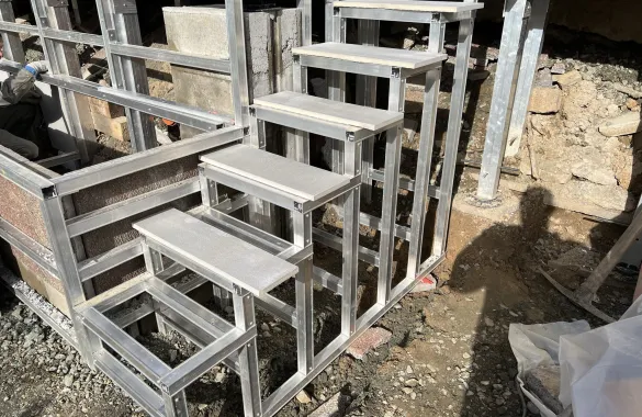 Treppe - Terrassenbau aufgeständert mit Aluminium Unterkonstruktion