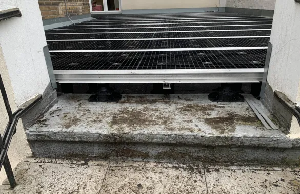 Terrasse Plattenverlegung auf Gitterrost Bodensystem und Stelzlagern