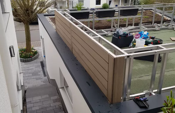 Terrasse mit Geländersystem mit Holzdielen 