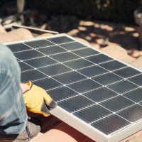 Solarzelle wird auf Dach montiert